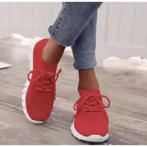 Detailansicht der roten atmungsaktiven Fly-Knit-Sneaker für Damen mit weißen Sohlen