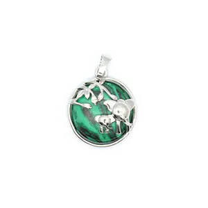 Vue détaillée du pendentif éléphant mère et enfant argenté avec pierre verte