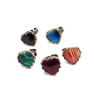 Anillos ajustables vintage en forma de corazón con piedras de ágata de colores.