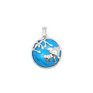 Vue détaillée de la gravure d'éléphant mère et enfant sur un pendentif en pierre bleu turquoise