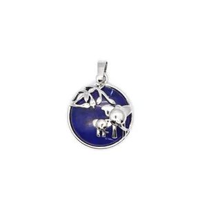 Gros plan d'un pendentif en pierre bleue avec motif éléphant mère et bébé en argent