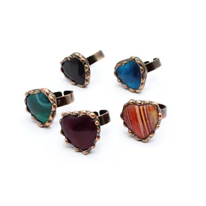Anillos de ágata vintage en forma de corazón con bandas de bronce ajustables en colores.