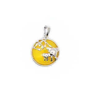 Vue détaillée du pendentif mère et enfant éléphant argenté avec incrustation pierre jaune.