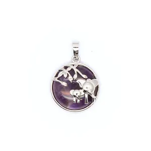 Vue détaillée d'un pendentif en cristal violet avec un motif d'éléphant argenté chic