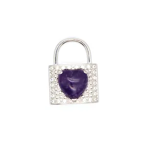 Detailansicht eines silbernen Herzschloss-Anhängers mit violettem Amethyst-Kristall
