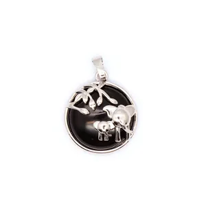 Vue détaillée du pendentif mère et enfant éléphant argenté avec pierre noire