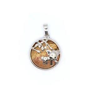 Vue détaillée d'un pendentif éléphant en argent avec incrustation de pierre de soleil marbrée