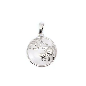 Détail d'un pendentif en cristal éléphant mère et bébé ton argenté.