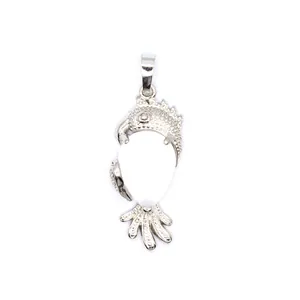 Detailansicht eines silbernen Papageienanhängers mit weißem Edelsteininlay