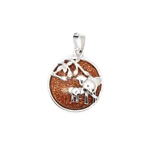Gros plan du pendentif éléphant avec incrustation de pierre de soleil scintillante