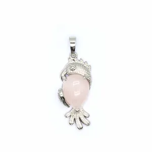 Makroansicht des Papageienanhängers mit rosa Kristallkörper und silbernen Metalldetails