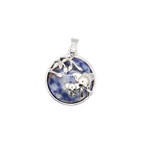 Vue détaillée du pendentif mère et enfant éléphant avec base en pierre bleue