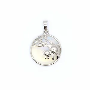 Vue détaillée d'un pendentif éléphant en argent avec motif mère et enfant sur fond d'opale