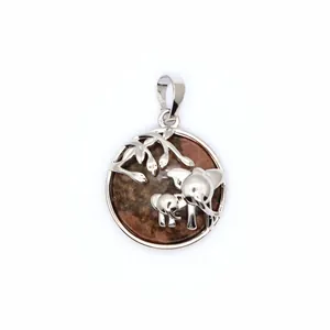 Vue détaillée du pendentif éléphant mère et enfant argenté avec incrustation de pierre