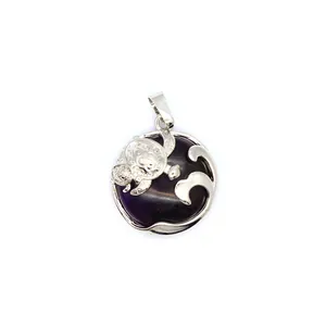 Detailansicht der silbernen Meeresschildkröte auf einem lila Amethyst-Kristallanhänger.
