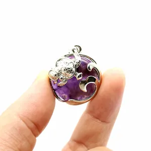 Nahaufnahme eines silbernen Schildkröten-Amethyst-Anhängers zur Anzeige von Größe und Detail