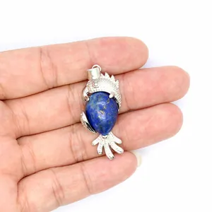 Detailansicht eines silbernen Papageienanhängers mit blauem Lapislazuli