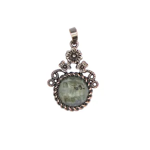 Dettaglio di un ciondolo a fiore vintage in bronzo con una pietra d'agata sfaccettata