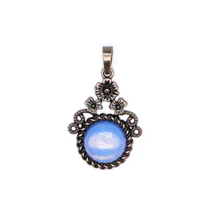 Primo piano del ciondolo a fiore in bronzo vintage con pietra blu motivo stellato