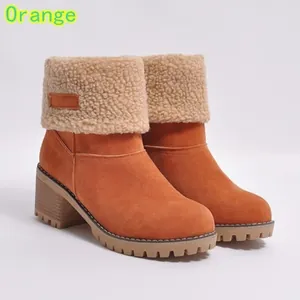 Detailansicht der orangefarbenen Wildlederstiefel mit Sherpa-Futter und Blockabsatz