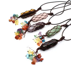 Vue macro de cinq pendentifs en pierre de cristal naturel tissés à la main sur blanc.