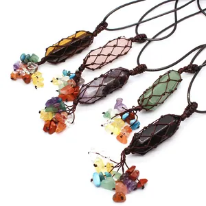 Vue détaillée de pendentifs en cristal faits main avec éclats de pierres multicolores.