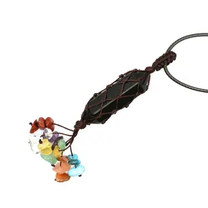 Détail d'un pendentif en obsidienne tissée avec des éclats de cristal colorés.
