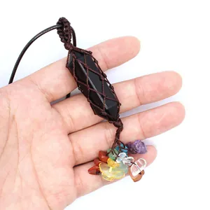 Détail d'un pendentif en obsidienne tressé à la main avec éclats de cristaux colorés
