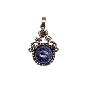 Primo piano dettagliato di un ciondolo floreale in bronzo vintage con pietra naturale blu