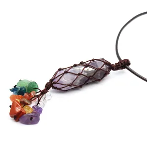 Détail d'un pendentif en cristal violet tissé à la main avec pierres multicolores