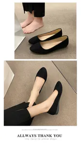 Elegante schwarze Wildleder-Ballerinas für Damen, am Fuß für einen schicken Look gezeigt