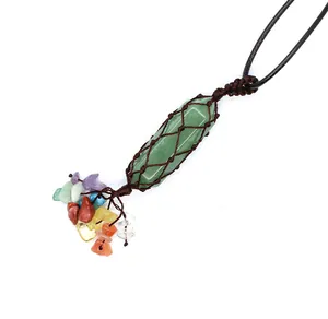 Vue détaillée d'un pendentif en filet tissé main avec pointe de cristal vert et pierres