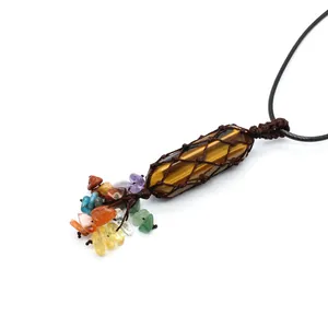 Détail du pendentif fait main en œil de tigre avec éclats de cristaux colorés