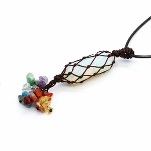 Détail d'un collier tissé à la main avec pierre d'opale et éclats de cristaux colorés