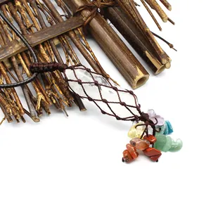 Vue détaillée d'un filet marron tissé à la main entourant un pendentif en cristal clair.