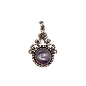 Dettaglio ravvicinato di un ciondolo floreale vintage in bronzo con pietra d'agata viola