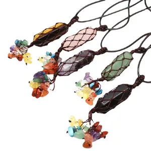 Collier avec pendentif en cristal tissé à la main, éclats de pierres et cordon