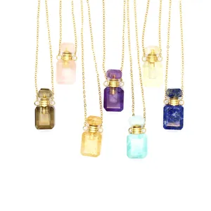 Détail de pendentifs flacon de parfum en cristal et pierres naturelles colorées