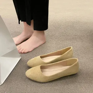 Elegante gelbe spitze Ballerinas aus Wildleder für Damen mit weicher Sohle