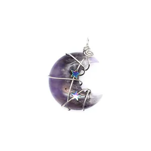 Detalle colgante de media luna violeta con alambre y estrellas arcoíris.
