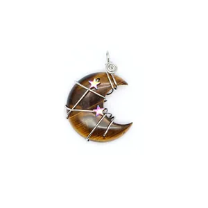Detalle de un colgante de luna de ojo de tigre hecho a mano con alambre de plata