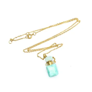 Vue détaillée d'un pendentif flacon de parfum en pierre bleu clair sur chaîne dorée