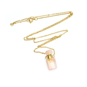 Gros plan d'un collier avec pendentif flacon de parfum en cristal rose élégant