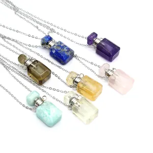Vue rapprochée de colliers mini flacons de parfum en cristal de diverses pierres naturelles.