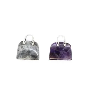 Detailansicht von Handtaschenanhängern aus Natursteinen wie Amethyst und Labradorit