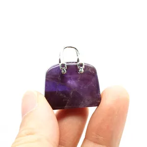 Nahaufnahme eines kleinen lila Amethyst Handtaschenanhängers zur Größenvorschau
