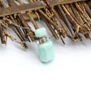 Vue détaillée d'un pendentif flacon de parfum en pierre naturelle avec chaîne argentée