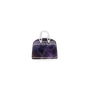 Detailansicht eines einzigartigen lila Amethyst-Natursteinanhängers in Handtaschenform