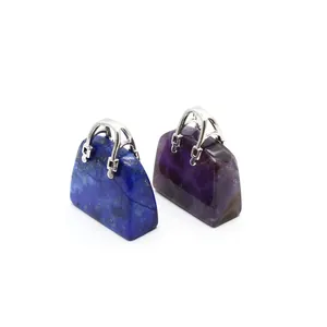 Detailansicht von blauen und violetten Handtaschenanhängern aus Naturstein für Ketten