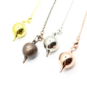 Quattro pendoli metallici in oro, bronzo, argento e oro rosa con catenine sottili